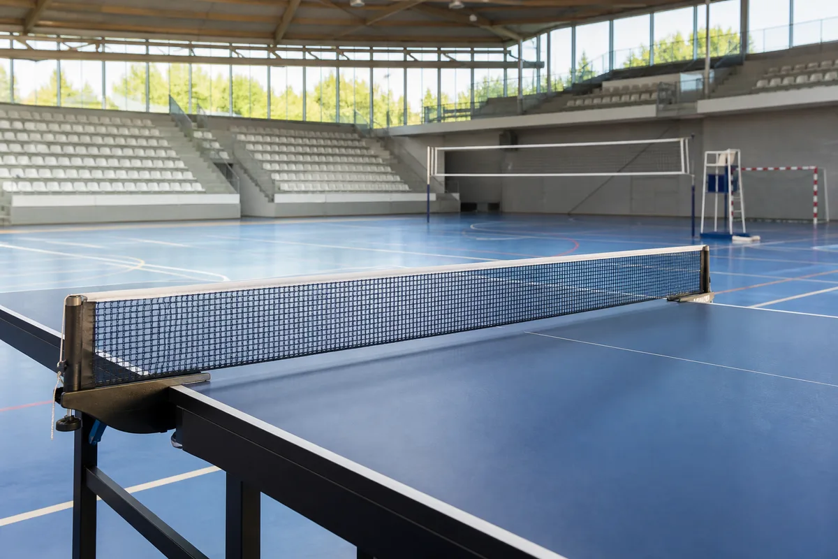 Filet de tennis de table sur une table de compétition vide