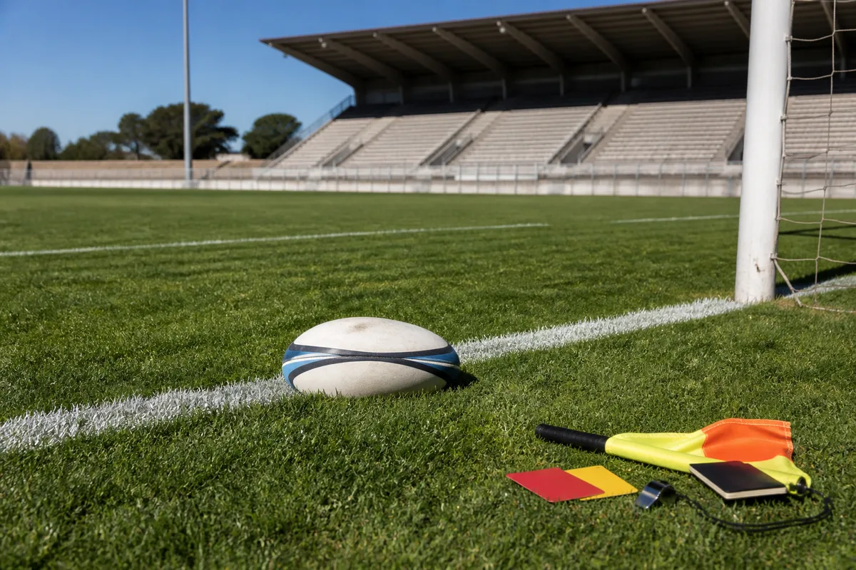 Ballon de rugby aplati au sol derrière la ligne d’en-but lors d’un essai